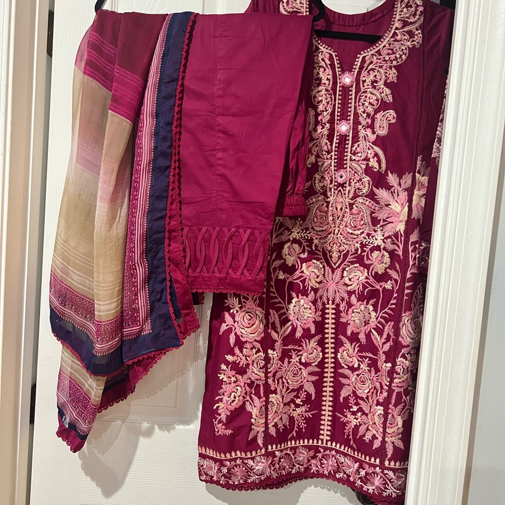 Pakistani Indian Designer Wear Summer Lawn - image 4